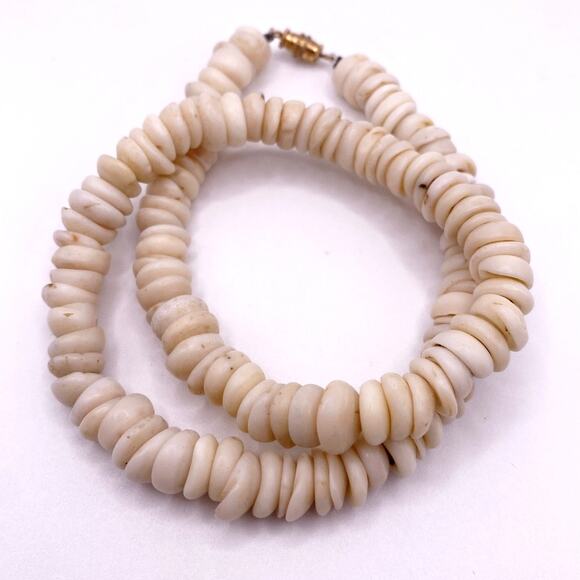 Vintage Puka Hawaiian Shell Necklace Choker 16” and 64.44 grams - Picture 7 of 7